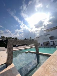 - Vistas a la piscina de un complejo con cielo en Hotel Monte Bello en Doradal