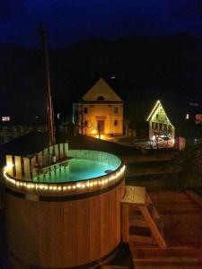 una vasca idromassaggio con luci intorno alla notte di Bubble-Tent Elzach inklusive Hot Tube Badefass a Elzach