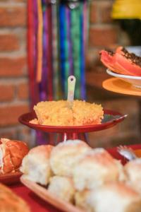 un plato de comida en una mesa con un plato de pan en Pousada Guaiamum, en Itacaré