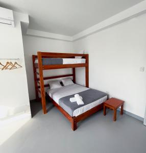 een kleine slaapkamer met een stapelbed en een tafel bij Magdalen House Tarapoto in Tarapoto