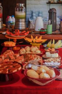 una mesa con platos de comida en una mesa roja en Pousada Guaiamum, en Itacaré