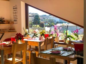 comedor con mesa y ventana grande en B&B Valtellina Mon Amour, en Piateda