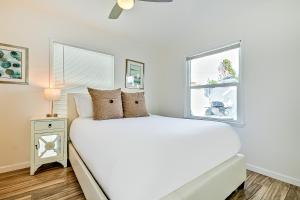 una camera con un letto bianco e due finestre di La Jolla Beach Retreat Casita a San Diego