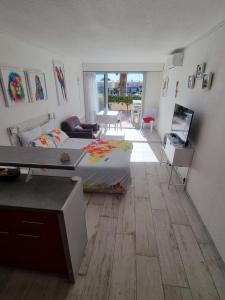 1 dormitorio con cama y escritorio. en Cap Capistol Studio avec terrasse, vue port en Cap d'Agde