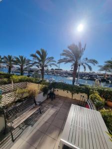 balcón con bancos y vistas al agua en Cap Capistol Studio avec terrasse, vue port en Cap d'Agde