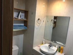 bagno con lavandino, specchio e servizi igienici di MUONG THANH APARTMENT - 2BR a Da Nang