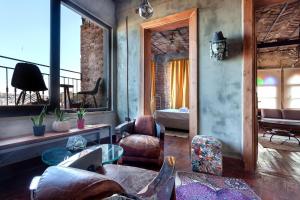 un soggiorno con divano, letto e tavolo di Origine Rentals Galata Tower a Istanbul