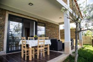 une salle à manger avec une table et des chaises sur une terrasse dans l'établissement Casas do Paço - Casas de Férias, à Cabeceiras de Basto
