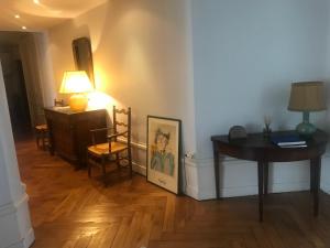 corridoio con scrivania, tavolo e sedia di Berges du Rhône/ Chambre avec balcon a Lione