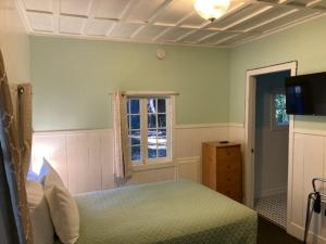Säng eller sängar i ett rum på Emerald Forest Cabins