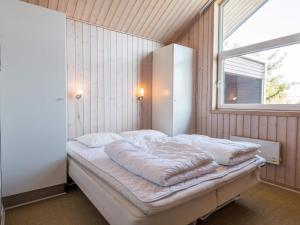 Ein Bett oder Betten in einem Zimmer der Unterkunft Holiday home Fanø LX