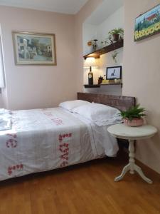 ein Schlafzimmer mit einem Bett und einem kleinen Tisch in der Unterkunft Il campanile in Laterina