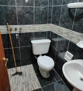 uma casa de banho com um WC e um lavatório em Hostel Casa de Familia em Humahuaca