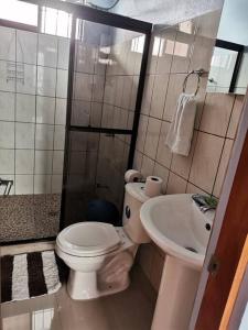 Apartamento con dos habitaciones في سان ايسيدرو: حمام مع مرحاض ومغسلة