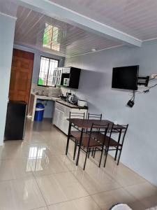 Apartamento con dos habitaciones في سان ايسيدرو: مطبخ وغرفة طعام مع طاولة وكراسي