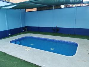 Apartamento con dos habitaciones في سان ايسيدرو: مسبح ازرق كبير في مبنى