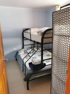 Habitación con 3 literas en una habitación en Apartamento con dos habitaciones en San Isidro