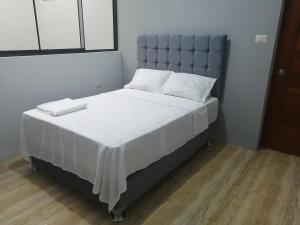 duże łóżko w pokoju z dużym łóżkiem w obiekcie Apartamento familiar w mieście Tarapoto