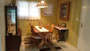 烏魯比西的住宿－Rosa dos Ventos - CASA，一间带木桌和椅子的用餐室