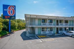 ein Hotel mit einem Schild vor einem Parkplatz in der Unterkunft Motel 6-Bellingham, WA in Bellingham