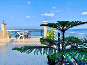 una palmera sentada en un balcón con vistas al océano en PamAnilao and Padoy's Dive Camp en Batangas City