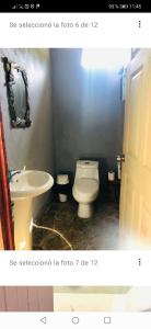 een badkamer met een wit toilet en een wastafel bij Sunset Inn in Fortuna