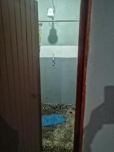 フォルトゥナにあるSunset Innの青いマットを敷いた部屋へとつながるドア +103枚の写真