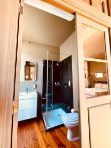 波多的住宿－CLUBE Charming Apartments - Cedofeita，一间带玻璃淋浴和卫生间的浴室