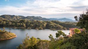 a scenic view of a lake and mountains at Casa Encuentro Alojamiento Rural in Guatapé