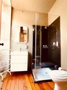 波多的住宿－CLUBE Charming Apartments - Cedofeita，带淋浴、盥洗盆和卫生间的浴室