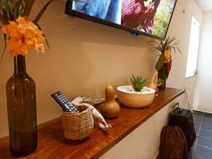 TV a/nebo společenská místnost v ubytování Casa De Los Pájaros - B&B