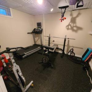 Fitness centrum a/nebo fitness zařízení v ubytování Comfortable, spacious, 1bdrm basement apartment, sleeps 4