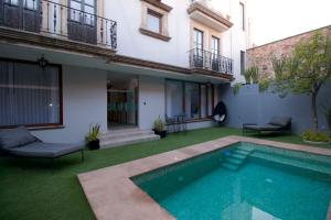 a house with a swimming pool in a yard at Hotel Boutique Casa Loreta in Querétaro