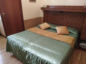 A bed or beds in a room at Atlantide Hotel