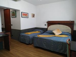 A bed or beds in a room at Atlantide Hotel