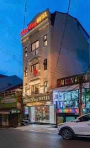 um edifício com um sinal na lateral em Hotel Bao Duy em Da Lat