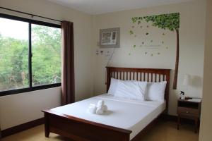 um quarto com uma cama com duas toalhas em V.P. GO INN em Solangon