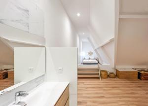 Imagen de la galería de Fully renovated large and dual-aspect apartment with ocean view, 2 bedrooms, 2 bathrooms, 2 terraces, en Saint Martin