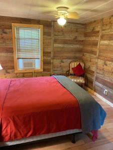 Een bed of bedden in een kamer bij Home in the Heart of W.V. Adventure Country!