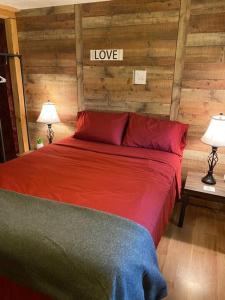 Een bed of bedden in een kamer bij Home in the Heart of W.V. Adventure Country!