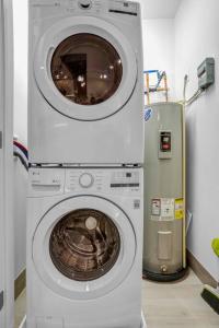 ニューアークにあるNEW Graceful 1BR Near EWR Free Parking 18 Min NYCの洗濯機、洗濯機が備わります。