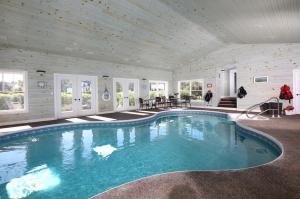 New GlasgowGraham Inn的一座带木制天花板的别墅内的游泳池