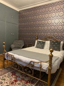 เตียงในห้องที่ Glamours stylish Victorian apartment near city centre