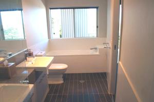 Keith's on Pumicestone, 1 of the 3 most popular units on Bribie的一间浴室