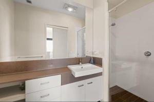 Keith's on Pumicestone, 1 of the 3 most popular units on Bribie的一间浴室
