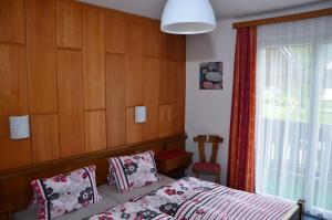 Postel nebo postele na pokoji v ubytování Haus Dachstein Schnitzer
