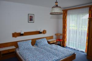 A bed or beds in a room at Haus Dachstein Schnitzer