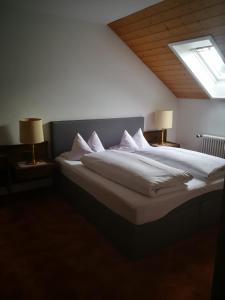 Postel nebo postele na pokoji v ubytování Hotel Luitpold