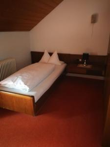 Postel nebo postele na pokoji v ubytování Hotel Luitpold