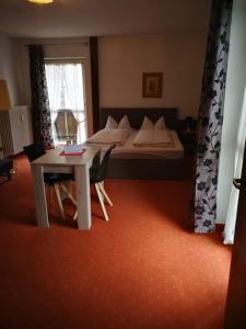Postel nebo postele na pokoji v ubytování Hotel Luitpold